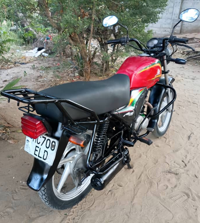 Eng_Matarra's tweet image. HONDA ACE 🔥🔥

REG" #ELD

▪️Cc. 125
▪️Gear Tano 
▪️Engine safi
▪️Starter Inapiga 
▪️Full Documents ✅️ 

#BEI - Tshs. 1,450,000/=

IPO DAR 

CALL 📞 📲-0793022184
WHATSAPP-0719542184