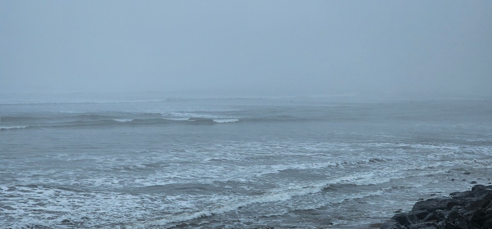 4ft+ clean waves with a light onshore breeze, 4knt WSW. Air 7C, sea 9.5C, high tide 16:13 and 04:31, low tide 22:03 and 10:33 #SurfReport unfortunately it's a bit too foggy to actually see the waves