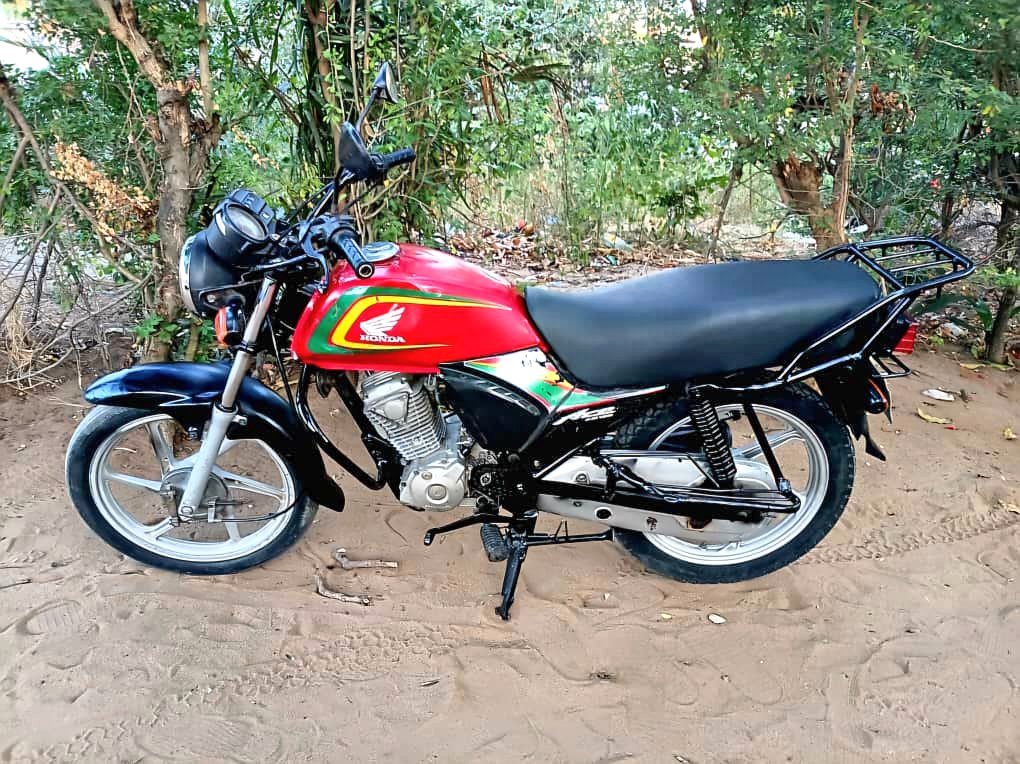Eng_Matarra's tweet image. HONDA ACE 🔥🔥

REG" #ELD

▪️Cc. 125
▪️Gear Tano 
▪️Engine safi
▪️Starter Inapiga 
▪️Full Documents ✅️ 

#BEI - Tshs. 1,450,000/=

IPO DAR 

CALL 📞 📲-0793022184
WHATSAPP-0719542184