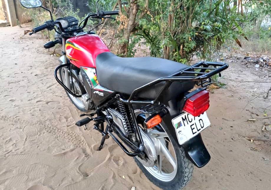 Eng_Matarra's tweet image. HONDA ACE 🔥🔥

REG" #ELD

▪️Cc. 125
▪️Gear Tano 
▪️Engine safi
▪️Starter Inapiga 
▪️Full Documents ✅️ 

#BEI - Tshs. 1,450,000/=

IPO DAR 

CALL 📞 📲-0793022184
WHATSAPP-0719542184