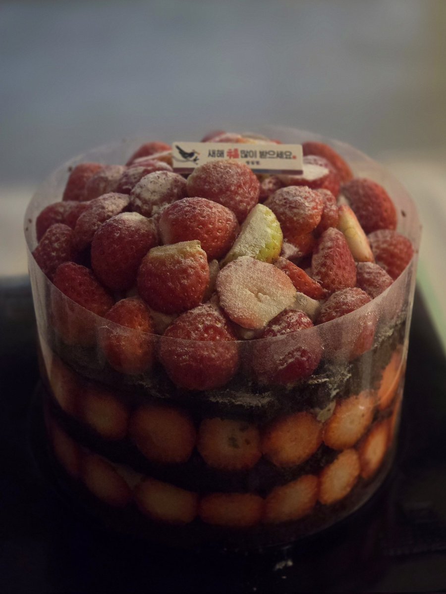 fim__mo's tweet photo. 르세라핌 콘서트기념 딸기시루🍓🍓 https://t.co/wyn79cQzW9