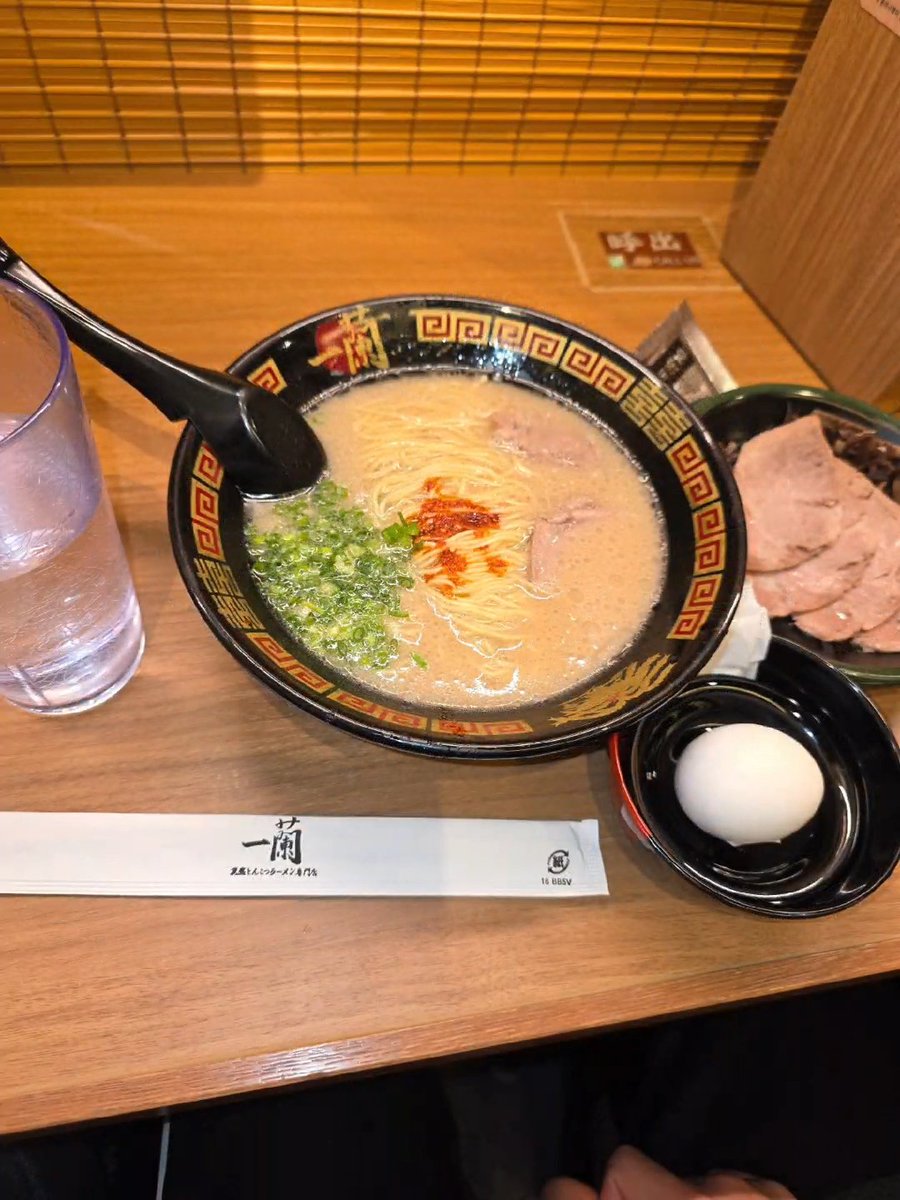 okako0108's tweet photo. 日曜日も行ったのに...今日も行ってしまった…
息子が喜んでるから良しとするか😅
#一蘭 https://t.co/tSuHwEYyNn