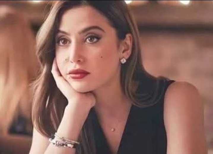 صح انو الشخص بيصنع سعادتو ب ايدو 
بس ايام متل هي كلنا بحاجة لحدا يمسك ايدنا يطبطب عكتفنا يجبر بخاطرنا ❤
مافي أصعب من شعور  تمشي بحياتك وانت حاسس انو في حجرة كبيرة ضاغطة عصدرك وانو قلبك كتير تقيل ع انك تحملو لحالك و تمشي 💔 
والأصعب تكون بحاجة حدا يشيل هالحمل معك وماتلاقي حدك حدا