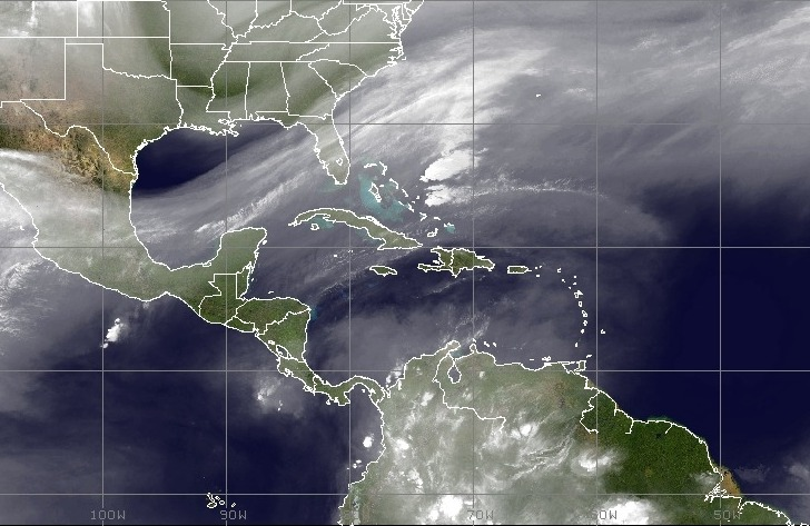 Buenos días. Frente frío traerá lluvias al este de Cuba este sábado, Rep. Dom. el domingo y P. R. lunes. Oleaje +17' en costas noroeste de Cuba: riesgo de inundaciones costeras moderadas. Vaguada prefrontal podría generar tronadas fuertes hoy sábado en el oriente de Cuba.