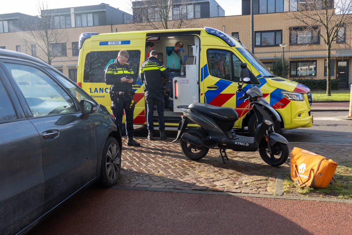 Scooter botst op auto, bestuurder vervoerd naar ziekenhuis