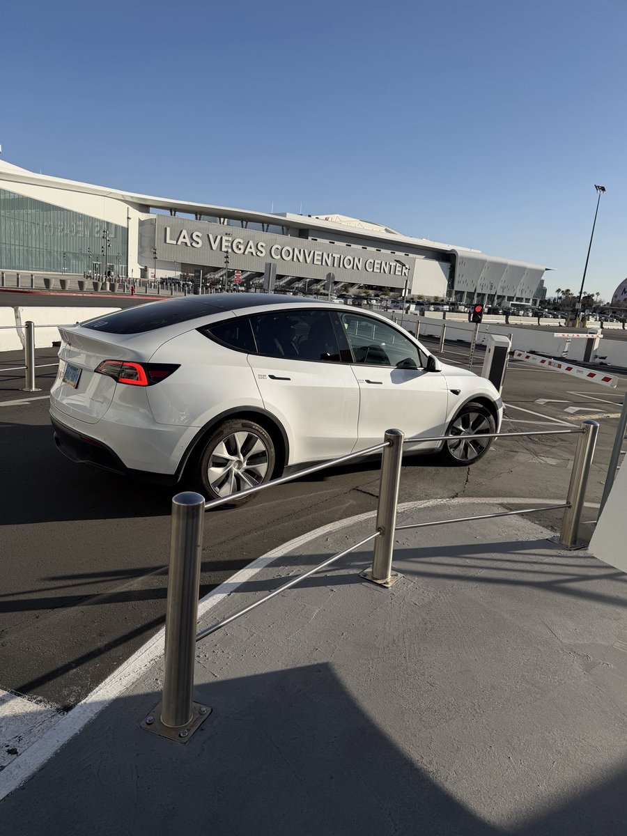 development20's tweet photo. 4. @elonmusk Gates to enter the tunnel are installed in a way, that will not stop somebody with bad intentions to enter the tunnel. Eg. a pedestrian, someone on a electric scooty can easily enter the tunnel from the side of this gate or just scoot under it. @boringcompany @lvcc https://t.co/kvXckYZQdU