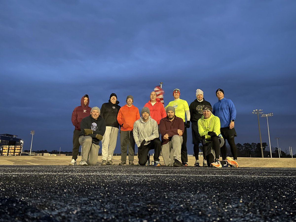 F3FlashDance's tweet photo. 8 PAX tried to hide from the wind and snow for a total body experience.  3 runners joined for COT and coffee.  @F3LakeMurray https://t.co/zwXznZBiUx