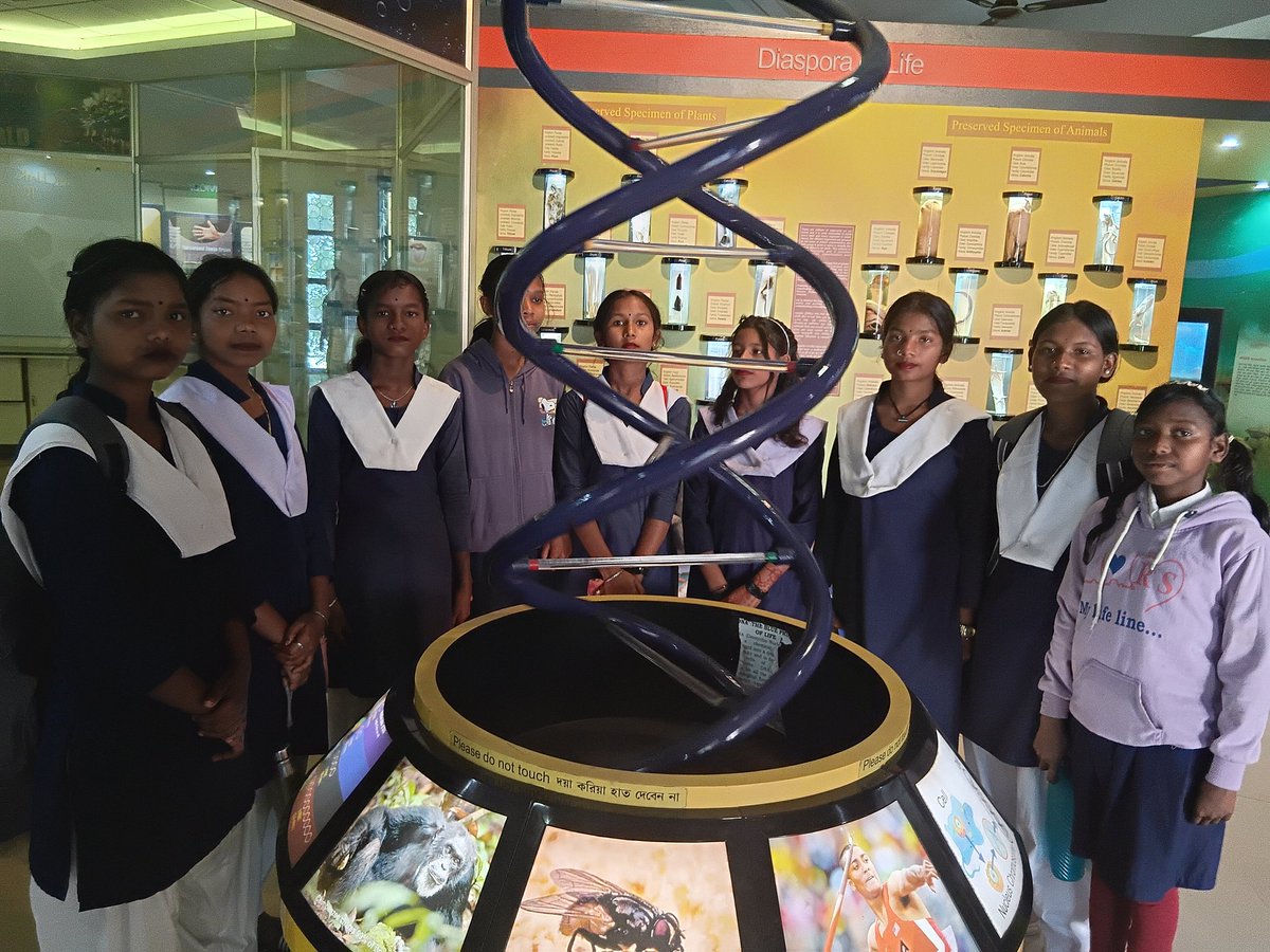 dscpurulia's tweet photo. আজ সেজা জুনিয়র হাই স্কুল, কাশীপুর–এর ছাত্রছাত্রীরা ডিস্ট্রিক্ট সায়েন্স সেন্টার, পুরুলিয়ায় পরিদর্শনে এসে বিভিন্ন প্রদর্শন পর্যবেক্ষণের মাধ্যমে বিজ্ঞানের নানা ধারণা সম্পর্কে বাস্তব অভিজ্ঞতা লাভ করে।
এই অভিজ্ঞতা শিক্ষার্থীদের মধ্যে বিশেষ আগ্রহ ও ইতিবাচক প্রতিক্রিয়া সৃষ্টি করে | https://t.co/2dO5JaUDcN