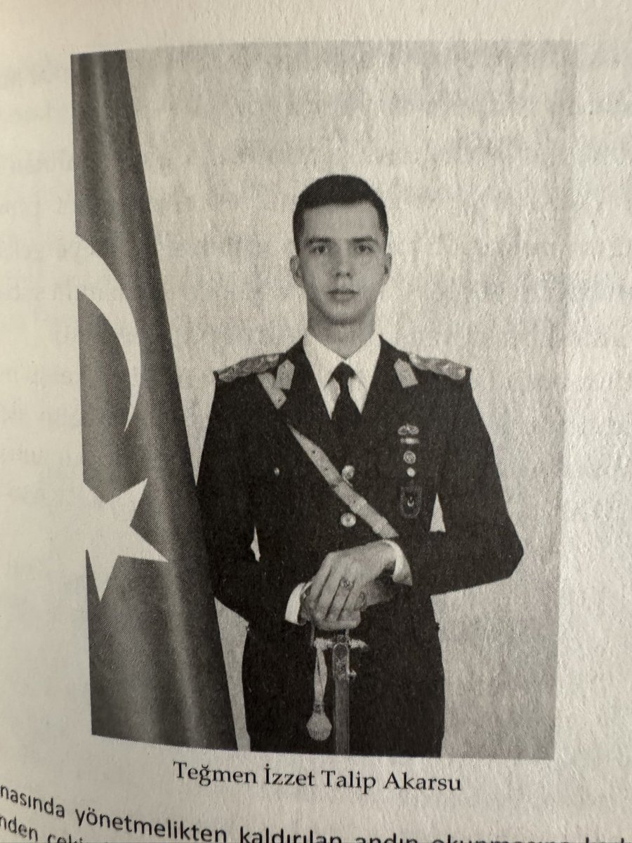 ersineroglu_'s tweet photo. #ÖZELHABER
Milli Savunma Bakanlığı kılıç çatma soruşturması kapsamında ihraç edilen Teğmen İzzet Talip Akarsu hakkında Ankara Cumhuriyet Başsavcılığı’na suç duyurusunda bulundu.

İzzet Talip Akarsu’ya yaptığı bir paylaşım nedeniyle “Türkiye Cumhuriyeti Devletini, Devletin Kurum ve Organlarını Aşağılama” suçlaması yöneltiliyor.

Milli Savunma Bakanlığı bu paylaşıma yönelik gösterdiği “hassasiyeti” teğmenleri ölümle tehdit edenlere, onlara galiz küfürler edenlere karşı göstermedi.

İzzet Talip Akarsu’nun paylaşımı👇🏼
