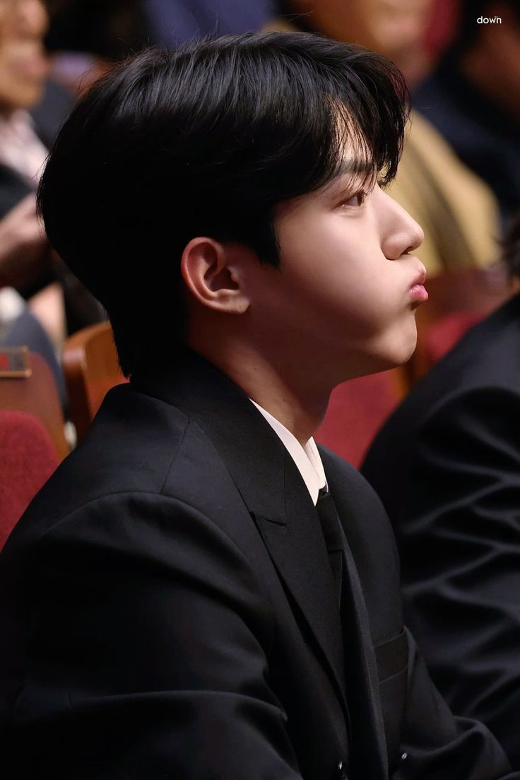 <a href="/sseohyunjin/">𝓖 Seo Hyun Jin (H)</a> <a href="/S0NGKNG/">송강 ᅠ ᅠ</a> <a href="/EO_CASTLE/">EO Castle</a> /jantung berdegup waktu namanya disebut; tarik nafas panjang sebelum jalan menuju altar; berbisik dalam hati/

“Fyuuuh...yuk bisa yuk jangan grogi”

#BloominginJonaWari