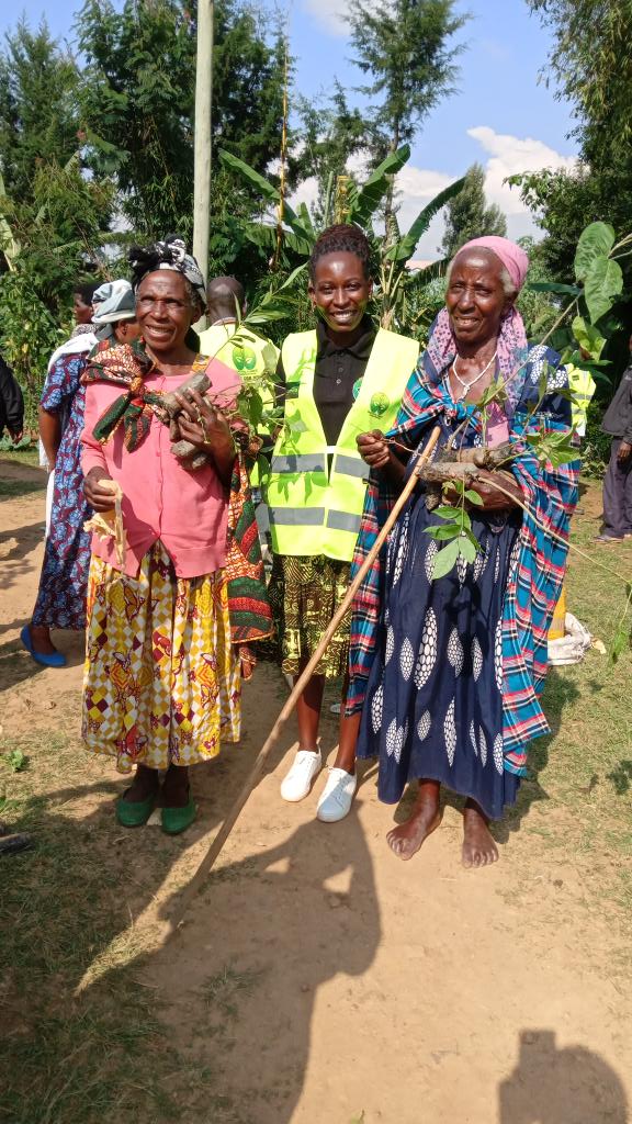 MourineAsiimwe's tweet image. Leaving no one behind for #ClimateAction .
Not too old not to plant trees because no is ever too old not to feel and be frustrated by the impacts of Climate Crisis. 
Climate Action at grassroots 🌳🌿🌱🌏
#ClimateActionNow
#LocalCommunities