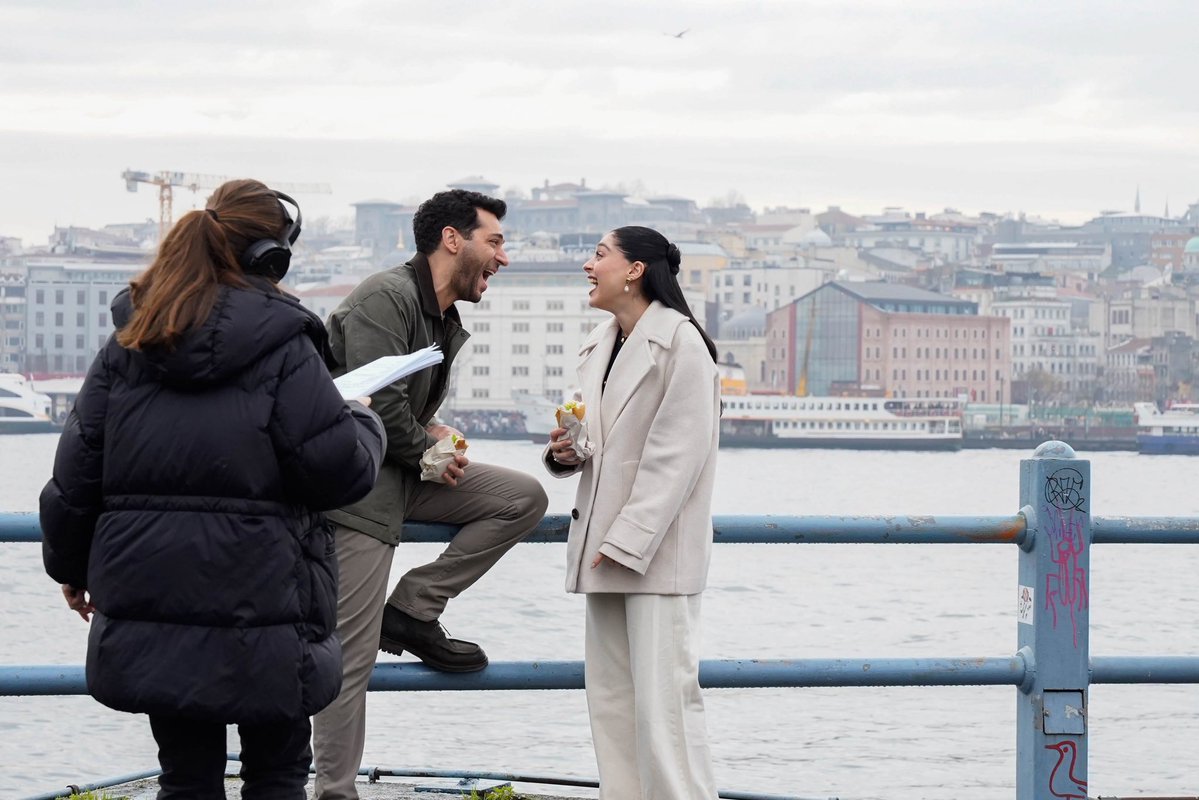 أبطال مسلسل ورود و ذنوب في لقطة درامية