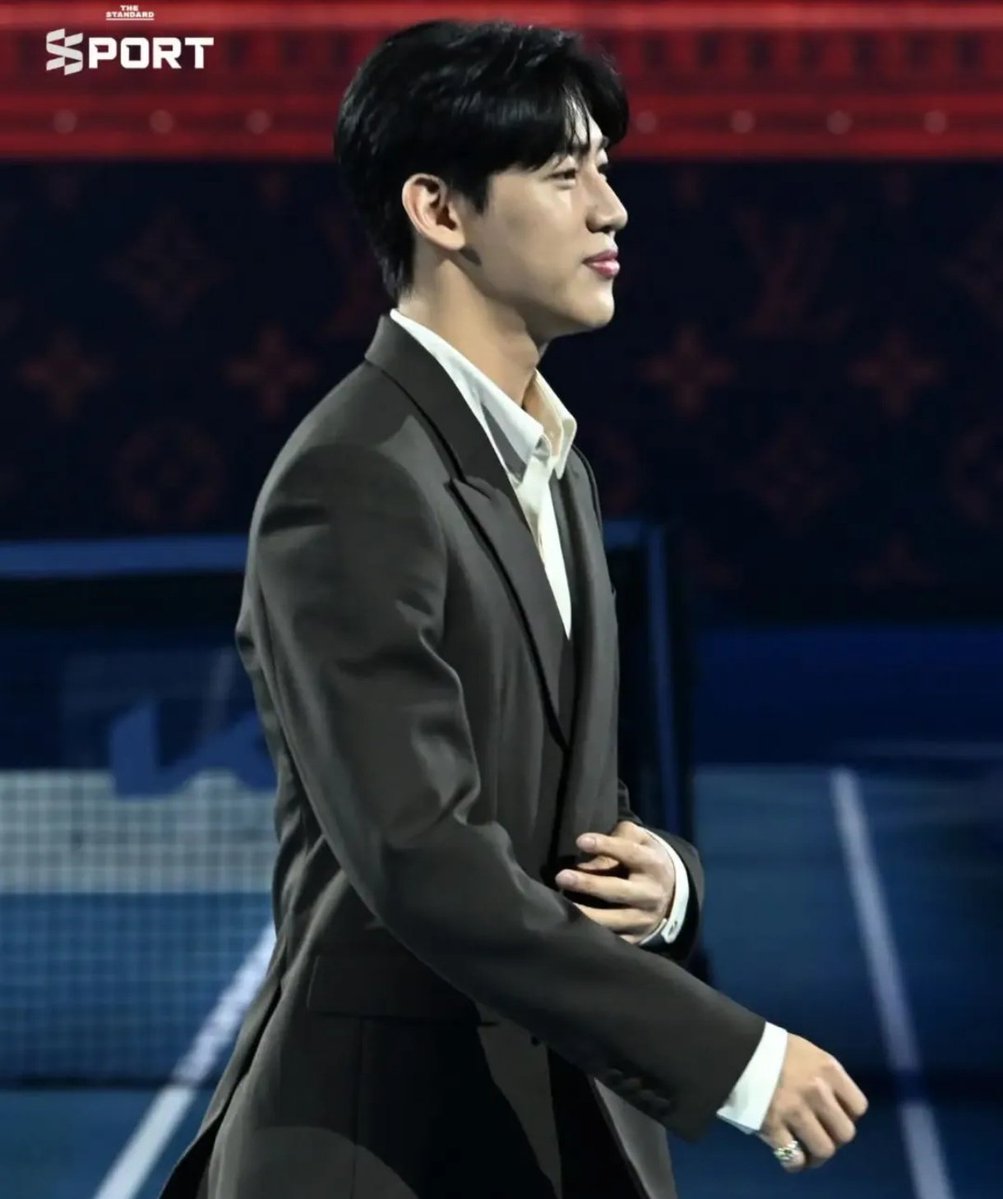 สิ่งที่โดดเด่นมากคือ ความมั่นใจ ทั้งบุคลิก การวางตัว และรอยยิ้มที่ดูอบอุ่น ทำให้บรรยากาศงานดูหรูขึ้นทันที ✨
ยิ่งอยู่ในอีเวนต์ระดับ Grand Slam แบบนี้ ยิ่งเห็นชัดว่าแบมแบมเหมาะกับเวทีอินเตอร์ขนาดไหน
#BamBamxLVatAO2026
<a href="/BamBam1A/">BamBam</a>