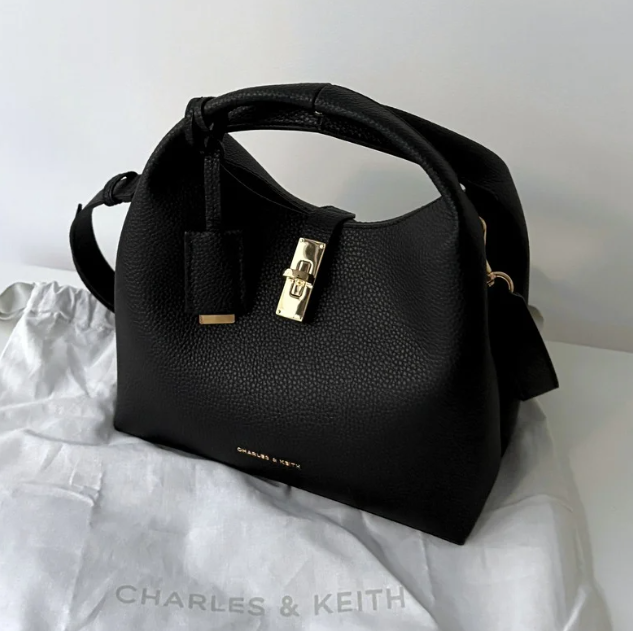 stylehaus_jp's tweet photo. ちょっと…Charles&amp;Keithのバケットバッグが優秀すぎたから取り急ぎレポ👜
・ペットボトル余裕で収納
・斜めがけ手ぶらOK
・ポーチ付き
・高見えするシボ質感

これ人気すぎて幻になりそう🥺
https://t.co/QVrrCiCVML https://t.co/9Lr6f0Vatt