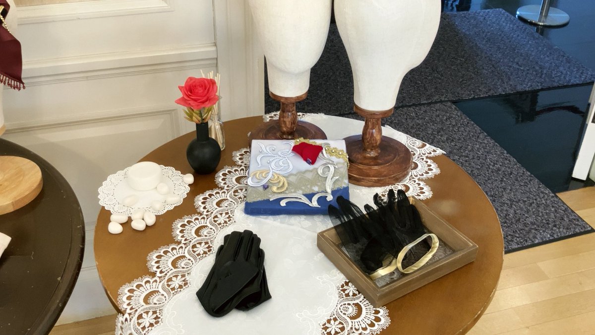 小物類 ヴァン◯リやんけc⌒っ.ω.)っ このイヤリングたち、売ってくれ