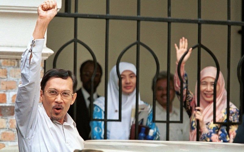 Mmg ikonik..

Tahun 1998 : Beliau di bawa ke sini kerana di bicarakan

Tahun 2026  : Beliau kesini kerana lakukan perasmian