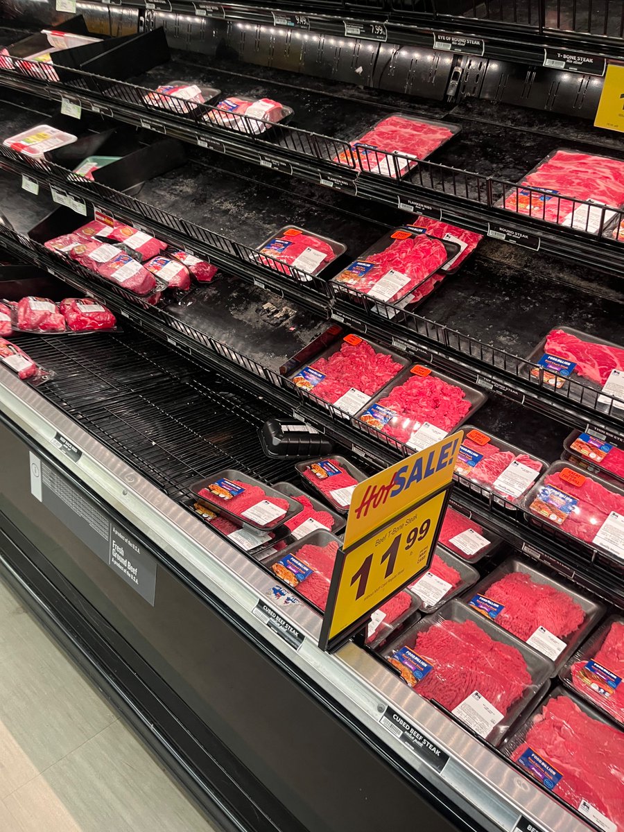 IAMLOCKDOWN's tweet image. This lastnite at food lion definitely slim pickings and felt pandemic vibes all over the store good luck if you last min today