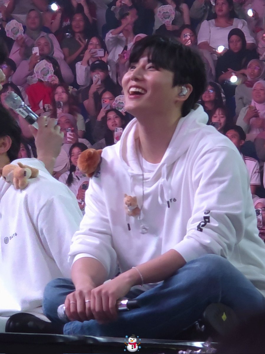 260131 영현 소감 full.

"두려워해도 괜찮아요. 하지만 우리가 항상 여러분 곁에 있다는 걸 기억해요."

여러분 정말 아름다웠어요! 고마워요. 지금 보고싶은 게 하나 있는데 you make me 부를 때, 발라드 섹션 할 때 여러분들이 옐로 라이트(폰 불빛 말하는듯)을 들고 있었죠. 한 번 더 보여줄 수