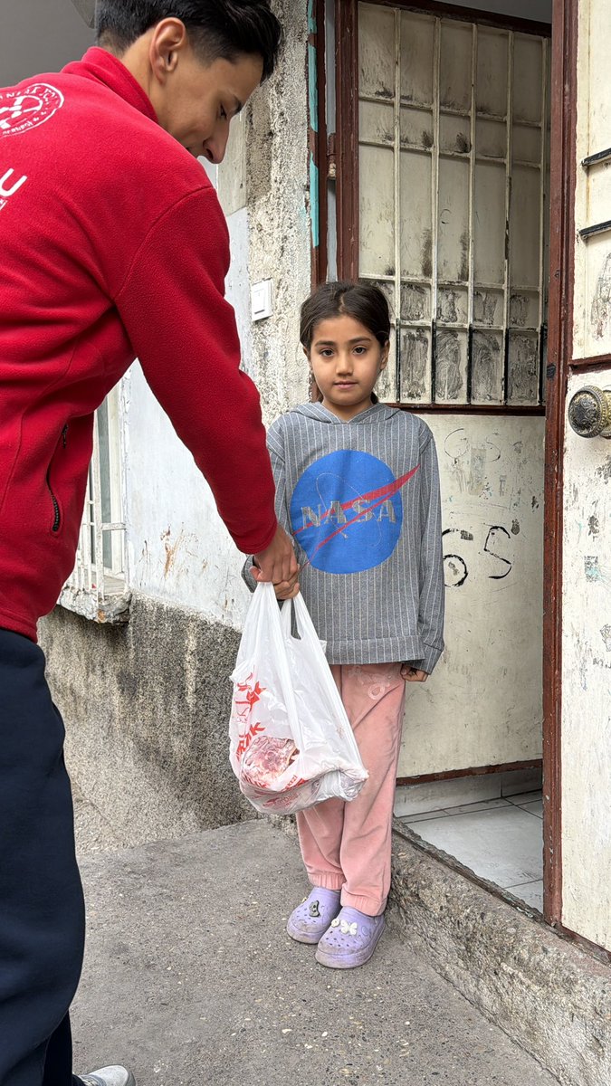 Soğuk kış günlerinde, yetim ve depremzede olan yavrularımıza et dağıtımımızı sürdürüyoruz.
Çevremizdeki mazlumları, yoksulları unutmayalım; paylaşarak,birlikte iyileştirelim.