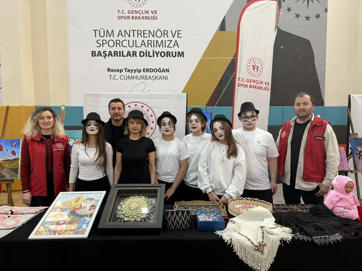 Zonguldak Gençlik ve Spor İl Müdürlüğü’nde düzenlenen, “GSB Gençlik Kış Kulübü” kapanış programında, ilçe gençlik merkezleri ve gençlerimizle bir araya geldik ❄️ 

Bir çok el sanatlarının ve etkinliklerin sergilendiği programa katılan tüm gençlerimize teşekkür ederiz 😇🫶🌺