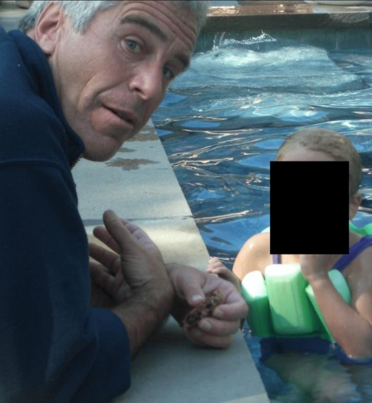 Surajit_'s tweet image. Jeffrey Epstein in a swimming pool with a child

#EpsteinFiles