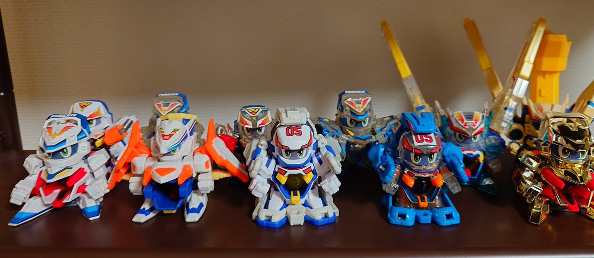RAx6e's tweet photo. ファイティングフェニックスできた！
当時の物より威力もドライブ力も上がってて感動

今まで集めたフェニックスと1枚
ノーマルのファイティングフェニックスもまた買おうかなぁ…

#ビーダマン
#ファイティングフェニックス https://t.co/FTFEi7vFWA