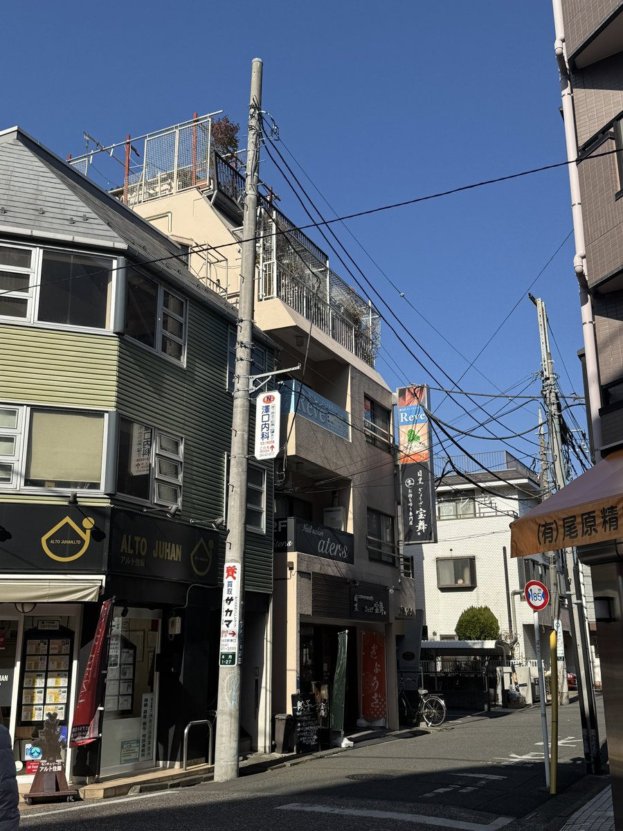 電柱と2ショット。こう見ると電柱て高いな

#ビル毛
#rooftop_hair