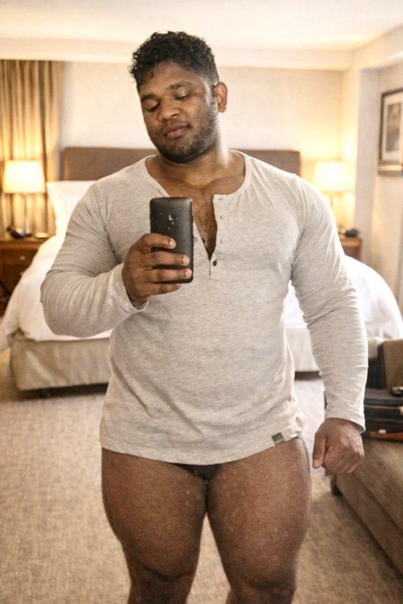 Some background change needed 💪💪💪. 
. 
. 
. 
. 
.. 
#Trending #viral #picoftheday #quads #gymmotivation #FitnessMotivation #musclebear #offseason #Bears #hugs #cashmaster #feetmaster #lifestyle #coach