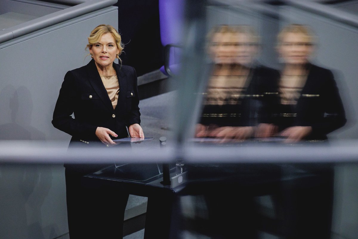 Wer in Deutschland lebt, lebt von der Freiheit und dem Schutz, den das Grundgesetz bietet. 
Wer den deutschen Pass besitzt, - ob von Geburt an oder durch Einbürgerung – hat den Rahmen dieser Ordnung zu respektieren. 
Er ist kein Vorschlag zur Güte. Er ist kategorischer Imperativ.