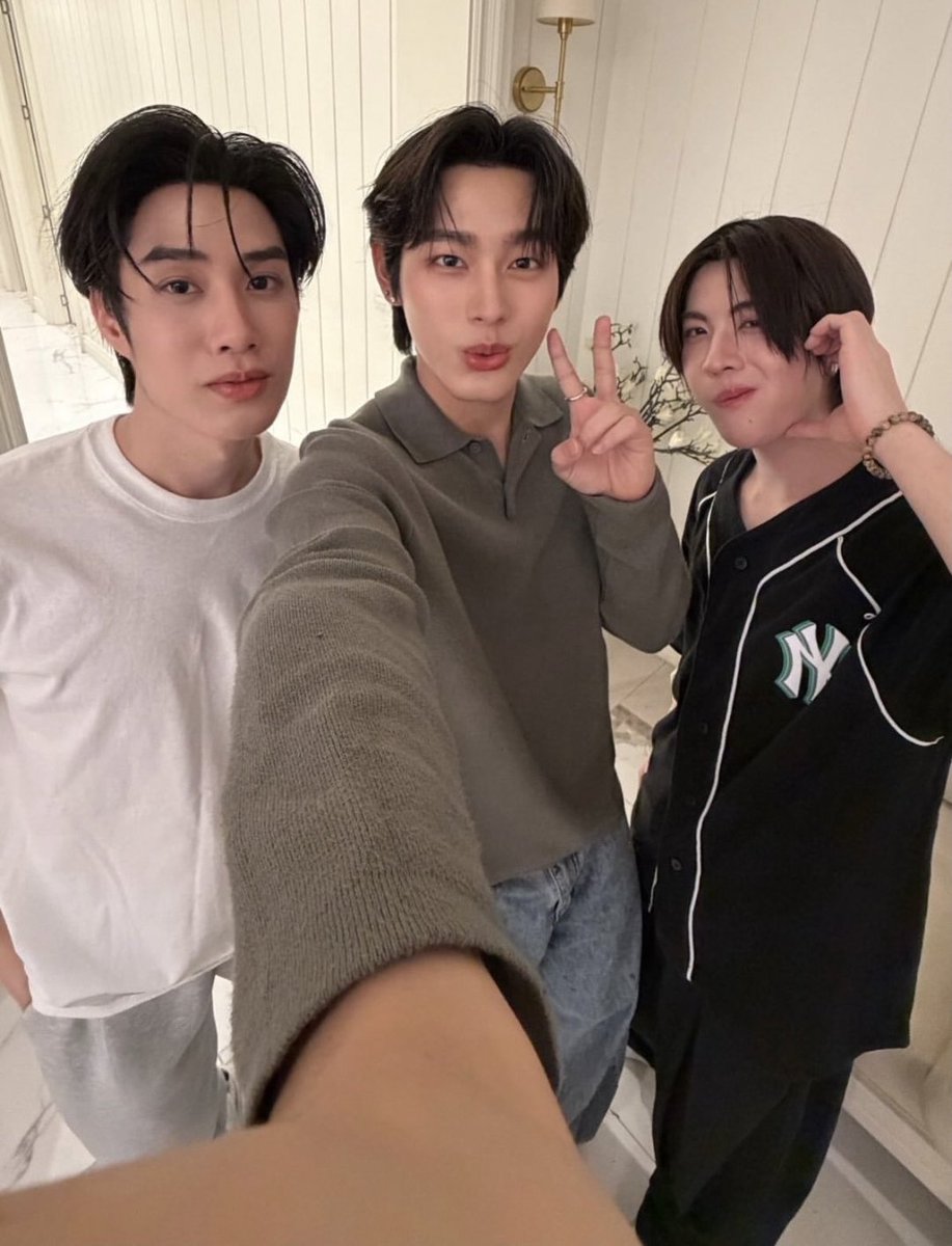 ryupatscoffee's tweet photo. #copperfifa with their parents 🙇🏻‍♀️

#tlefirstone #teeteepor
#tle_mtm #firstone_wnk 
#twnpich #porsuppakarn  #Copperphuriwat #Fifa_th https://t.co/TXxL6nJjwo
