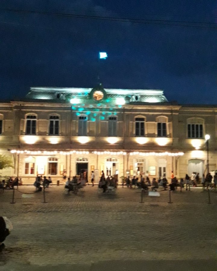 Locura en #ciudaddegatos con #caracolacontramano y #sevaelcamello....a la vieja estación! #diagonales