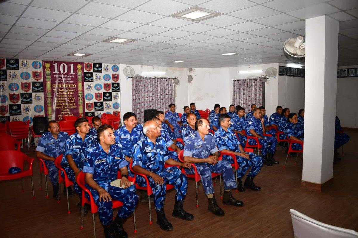 #CRPF_CWA के Observation of Various Health Events के अंतर्गत #Geriatric_Care_of_Senior_Citizens विषय पर डॉ अशोक कुमार CMO 101RAF द्वारा जागरूकता कार्यक्रम आयोजित किया गया,जिसमें बुज़ुर्गों के शारीरिक-मानसिक स्वास्थ्य एवं सम्मानजनक देखभाल पर जानकारी साझा की गई।
#SeniorCitizenCare