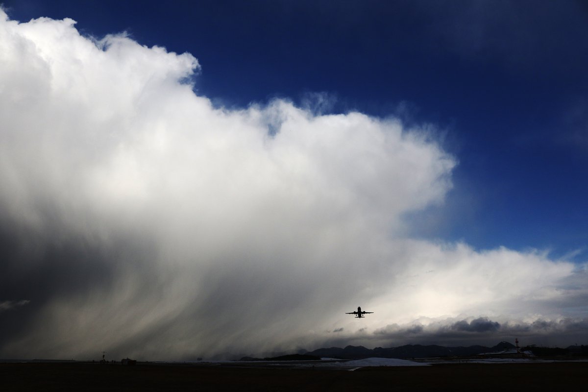 迫る雪雲☁️
鳥取空港