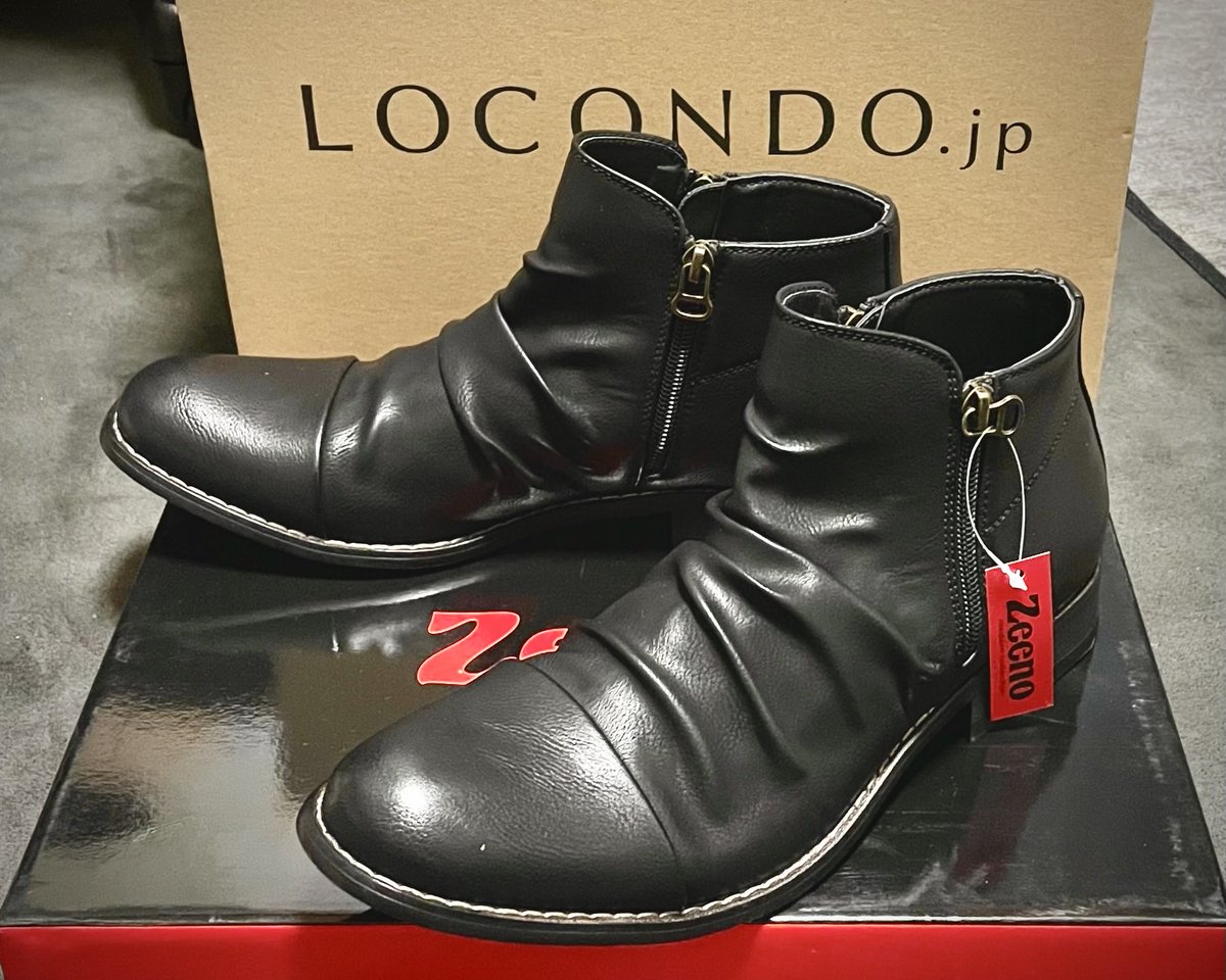 デヴィ夫人がCMに出ていた頃から株を持ち続けているロコンドの優待で買ったブーツ👢
気づいてみればこの子もこれで3代目。
何気にお気に入りです🌟