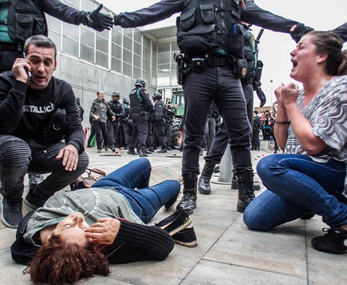 <a href="/Hora25/">Hora 25</a> Quan la teva policia ens ho va fer als catalans no et va semblar vergonyós??? 
#putaespanya ara i sempre