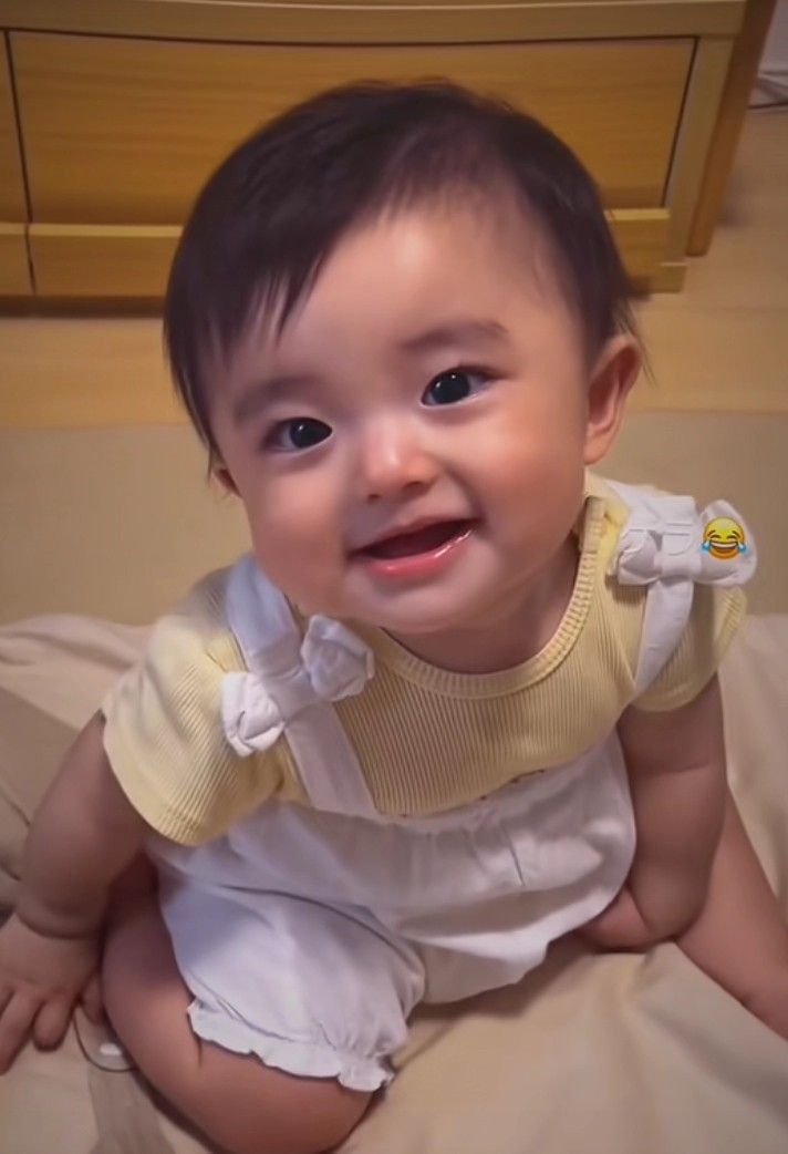 🐰:loh bayi 3 liter ayah udh bngun ini👏🏻
👶🏻:😊
🐰:pnter ya adek Alin ga nangis🤏🏻
👶🏻:eHe☺
🐰:maaf ya cntik, kakinya yg bgus nak, ayah bnerin ya
👶🏻:emm, yah😧
🐰:apa sayang, mau cu? Cantiknya Ayah mau susu?
👶🏻:emm, u🤤
🐰:oke, yuk smbil ayah gndong ya bkinnya
👶🏻:🥰
🐰:gmesnya*cup*