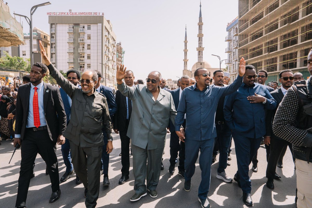 GashamaYohannes's tweet image. The 3 leaders were seen on the streets of #Jigjiga, #smiling and sharing #joyful moments with the public. 🇪🇹 🇸🇴 🇩🇯 

@The_EastAfrican @Leaders @AfricaFirsts #Ethiopia #somalia #Djibouti #Media