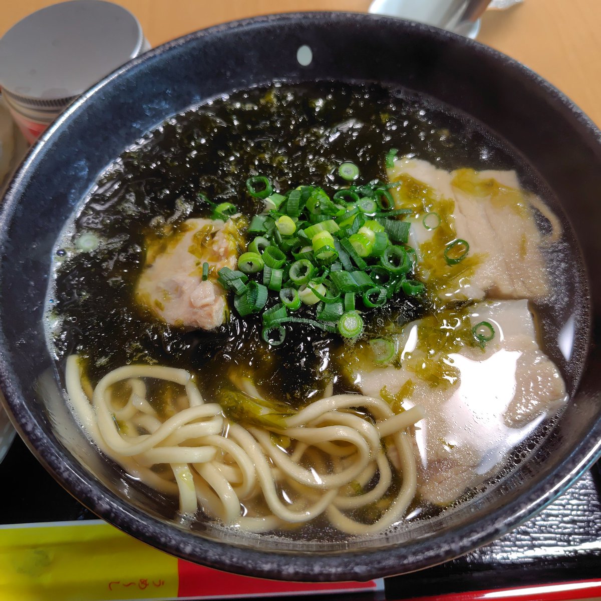 そば屋巡りの旅　’26-17

昨年10月25日、食堂から沖縄そば専門店へリニューアルオープンしたこちらでランチ🍴

鰹と豚骨のバランスが良いあっさりコク旨スープに亀浜ストレート細麺が👍

お肉も柔らかでじゅーしーも旨し😋

#沖縄そば
#豊見城市ランチ
#沖縄そばちょんちょん家
#リニューアルオープン