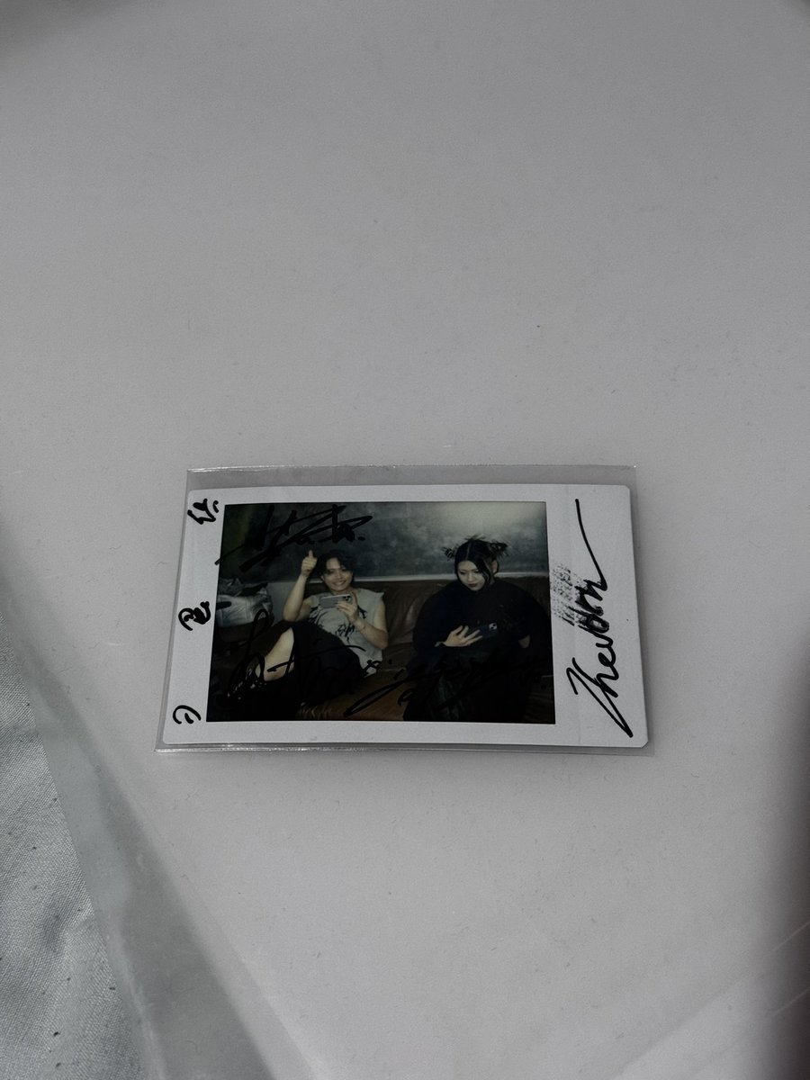 ステッカーと直筆サイン入りチェキ届いてた！！ Chevonの文字がかすれ