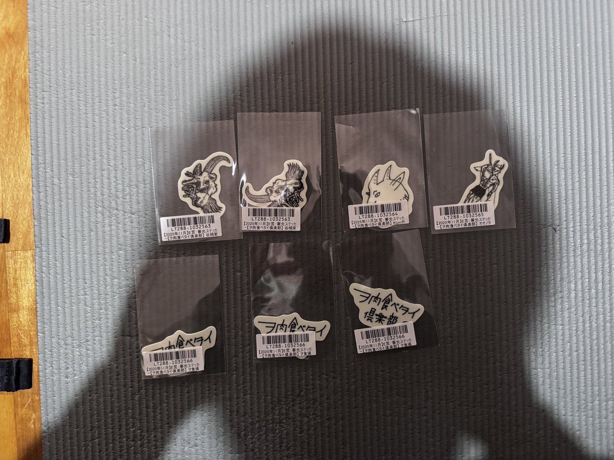 ステッカーと直筆サイン入りチェキ届いてた！！ Chevonの文字がかすれ