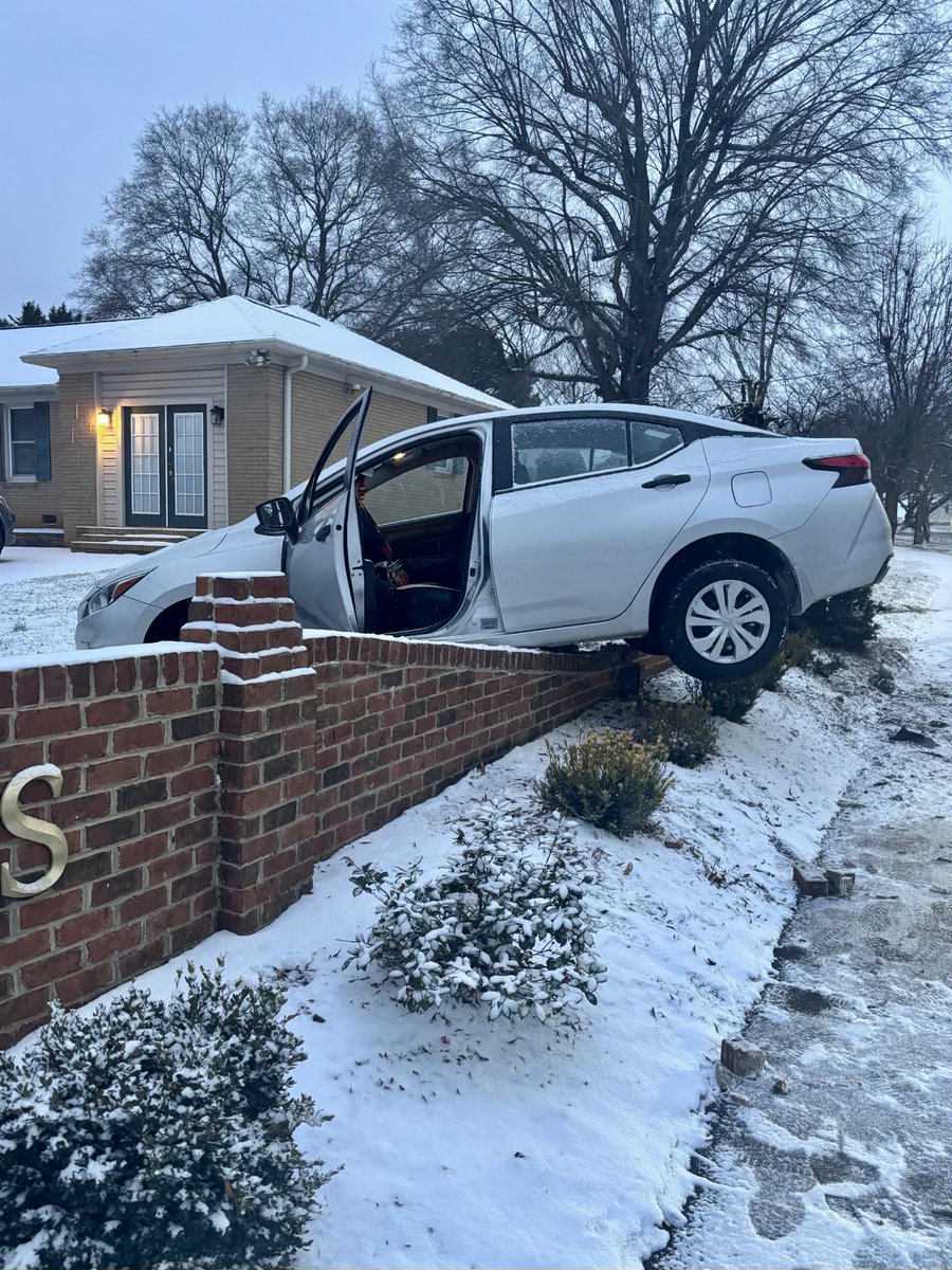 GPDNC's tweet image. Winter Weather Warning. Please Stay Home If You Can.  Gastonia Police are responding to this crash on Redbud this morning.  No injuries reported. A good reminder to please SLOW DOWN. 
Gastonia is expecting  4–7 inches of snow, which will make driving hazardous. #gianna #Gastonia