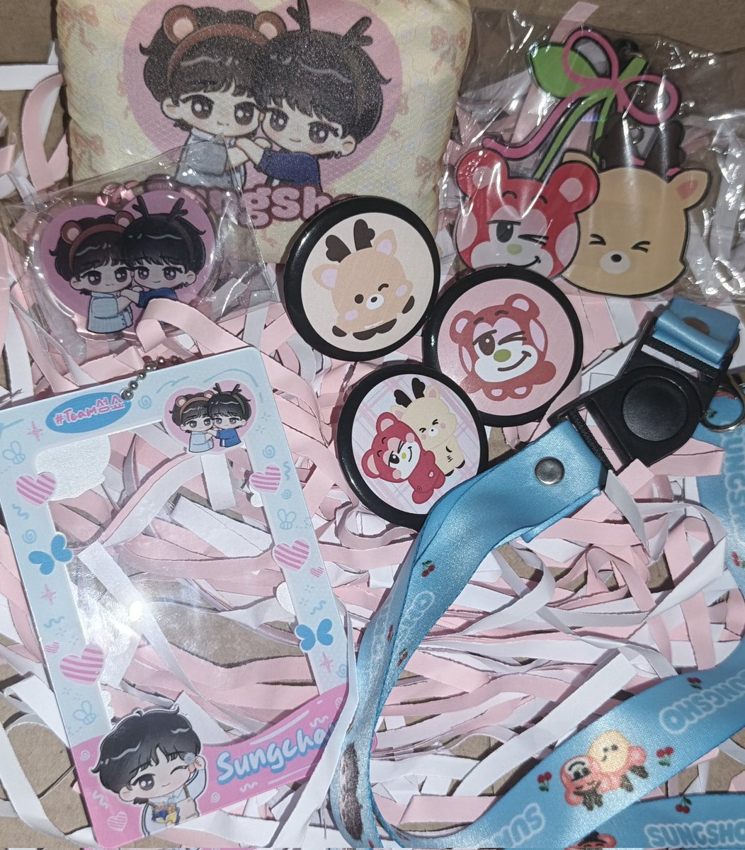 TERIAK💥 paket <a href="/still_sungsho/">two souls, one bond</a> akhirnya nyampe!!
Makasih ya udah bikin merch selucu ini, hatiku sungguh bahagia 🧡