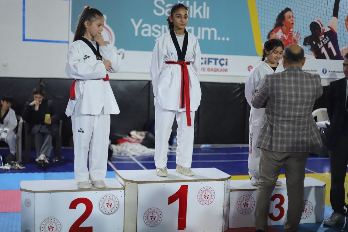 KAGESSpork's tweet photo. Karaköprü Belediyesi sponsorluğunda düzenlenen Minik ve Yıldızlar Ödüllü Taekwondo Turnuvası’nda kulübümüz sporcularından kızlarda 5, erkeklerde ise 3 sporcumuz kendi kategorilerinde şampiyon olarak önemli bir başarı elde etmiştir. Ayrıca kulüp sıralamasında kulübümüz 1. olarak şampiyonluk kupasının sahibi olmuştur. Başarılarıyla bizleri gururlandıran sporcularımızı ve antrenörümüzü tebrik eder, başarılarının devamını dileriz.