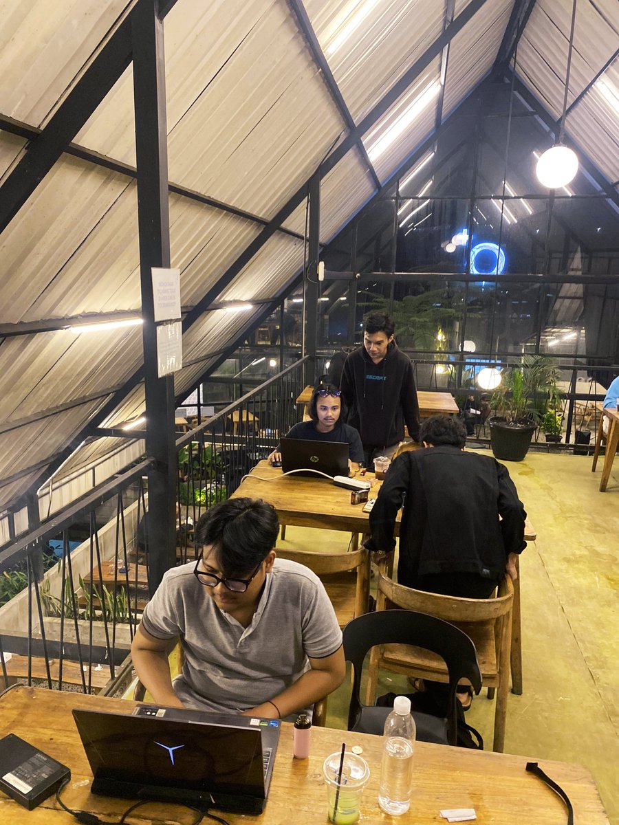 Httpjola's tweet image. ngebut nugas biar bisa nonton superman bareng bae @buyny @satorugojoe