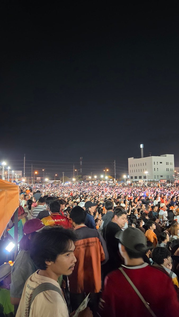 คนยาวไปจนถึงถนนแล้ว นั่งกันเต็มลาน ไม่มีทั้งที่นั่งที่ยืน แตกแตนมากจริงๆ คนเกิน1,000แน่นอน ขนลุกสุดๆ #พรรคประชาชน #เลือกตั้ง69 #ปราศรัยใหญ่โคราช