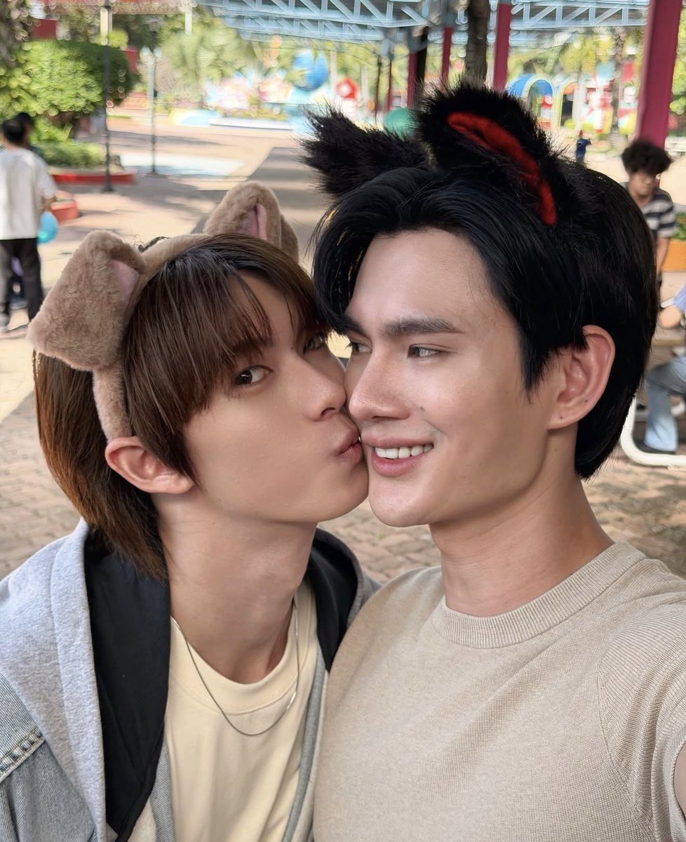 กรี๊ดดดดดดดดดดด น่ารักมากอะ จุ๊บๆแบบ official เปลี่ยนสวนสยามทะเลกรุงเทพให้เป็นน้ำเชื่อม 🥹

𓊆ྀི #ppoohkt #poohpavel #pavelphoom 𓊇ྀི