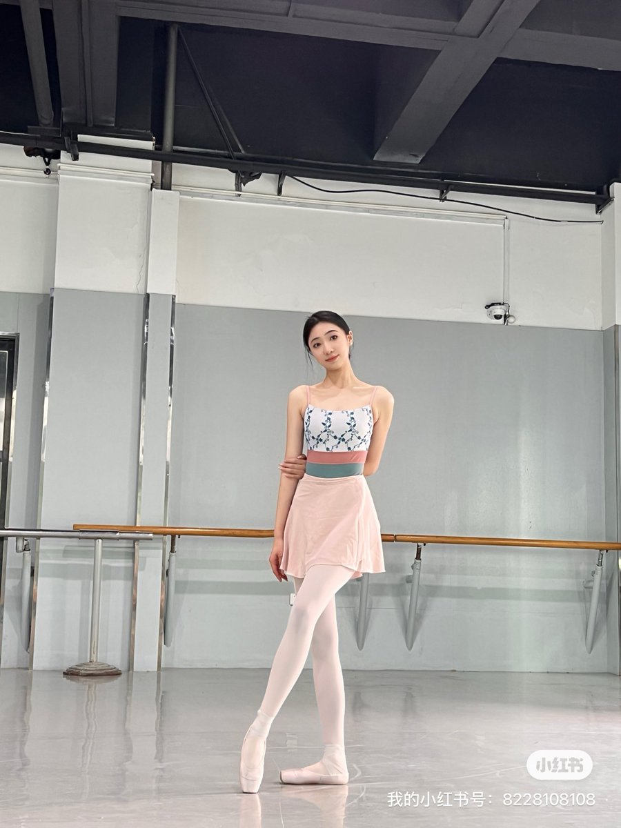 BalletShare's tweet photo. 整理了一下之前拍过的芭蕾小姐姐，发现西音芭蕾的小姐姐真的超多大美女，各个都是又瘦又高，腿又细又长又直，忍不住更新几张给大家看看 https://t.co/c9JaAUpFQX