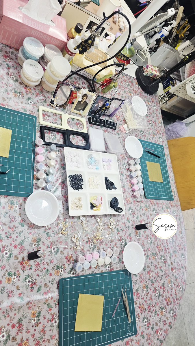 뭐라도 굿즈 클래스 2회차
오늘도 멀리서 오셔서 멋진 작품들은 보여주고 가신 샘들께 감사드립니다. 😍 아무색 샘(<a href="/Parkju08354626/">아무색 𝐘𝐄𝐎𝐊 𝐒𝐄𝐎𝐍𝐆</a>) 저녁  너무 맛있었어요. 🫶
어딘가서 또 뵙겠습니다 😊🫡