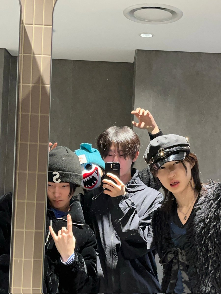 Jangan tanya dane kemana, kita kunciin di kamar mandi.