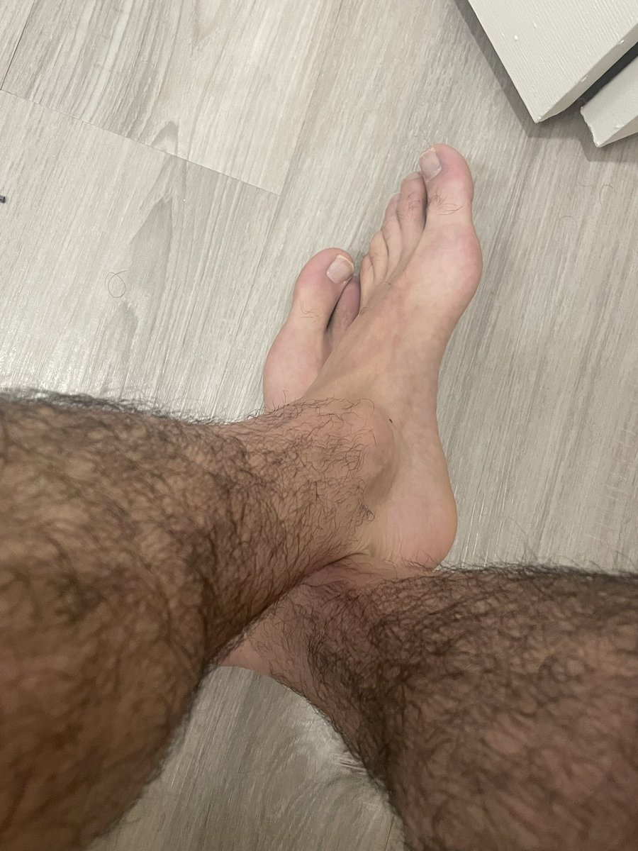 Worship my stinky feet betas. Cash slaves to the front. Nothing in life is for free  #findom #cashmaster #cashslave